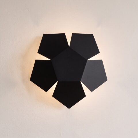 Moderne Wandleuchte in geometrischer Blütenform
