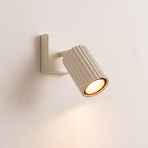 Moderne Wandleuchte mit verstellbarem Spot in Trendfarben