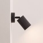Schwarze gerippte Spot-Wandleuchte mit Schalter