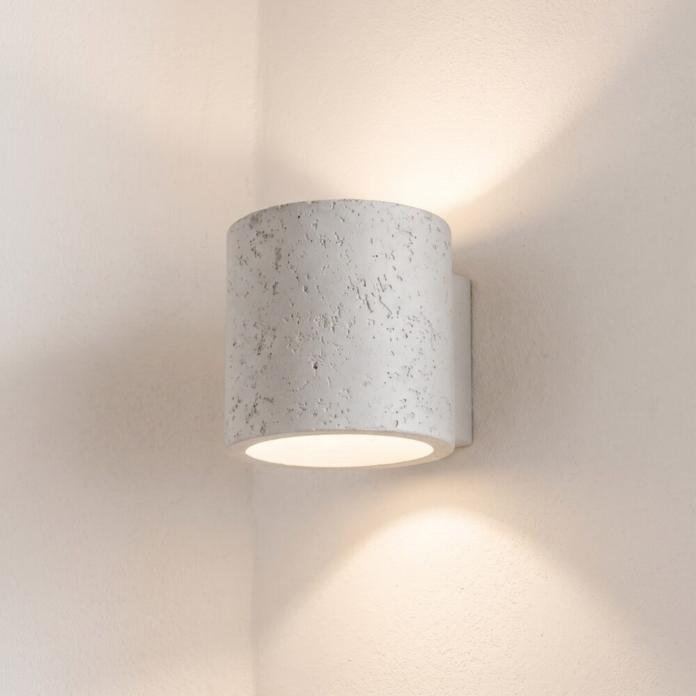 Runde Wandleuchte aus Beton im Industriedesign