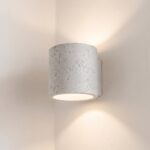 Runde Wandleuchte aus Beton im Industriedesign