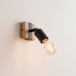 Spot-Wandleuchte aus Naturholz und Metall im Industriestil