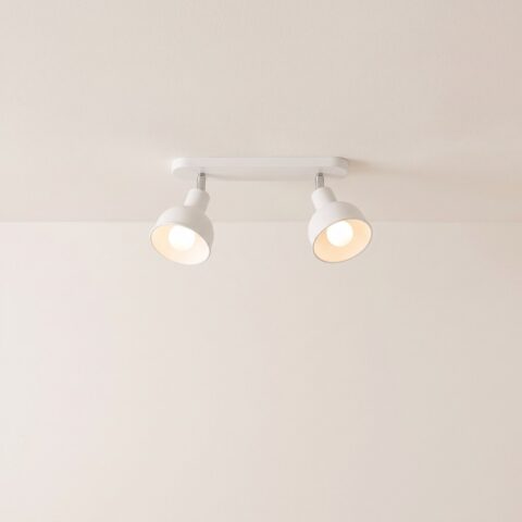 Weiße Deckenleuchte mit schwenkbaren Metallspots