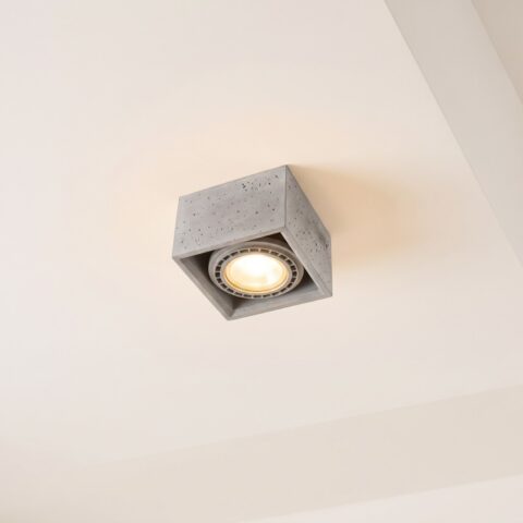 Quadratischer Beton-Deckenspot im Industrial-Stil