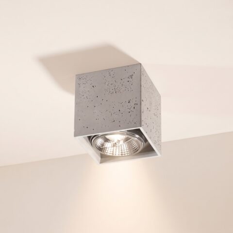 Würfel-Deckenstrahler aus grauem Rohbeton