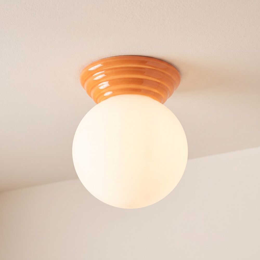Deckenleuchte mit Opalglas-Globus auf Keramikbasis