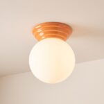 Deckenleuchte mit Opalglas-Globus auf Keramikbasis