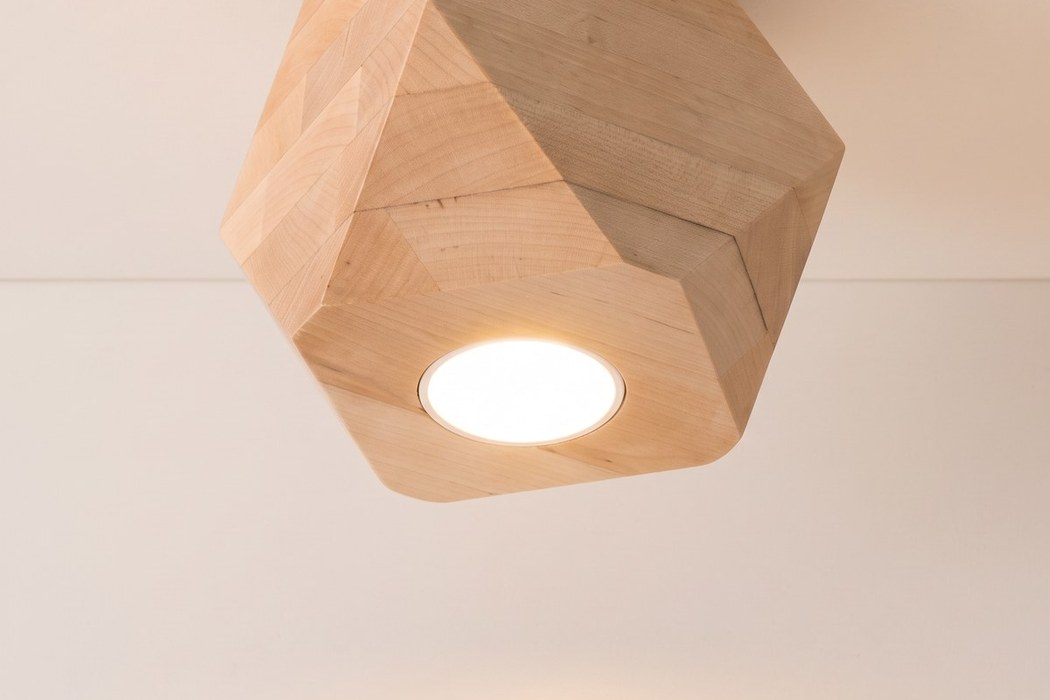 Geometrische Deckenleuchte aus Naturholz