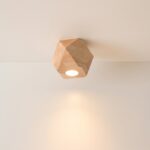 Geometrische Deckenleuchte aus Naturholz