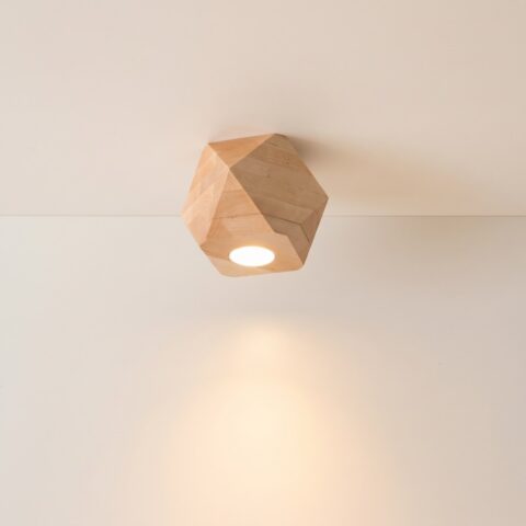 Geometrische Deckenleuchte aus Naturholz