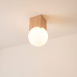 Japandi-Deckenleuchte aus hellem Holz und Opalglas