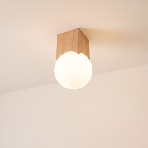 Japandi-Deckenleuchte aus hellem Holz und Opalglas
