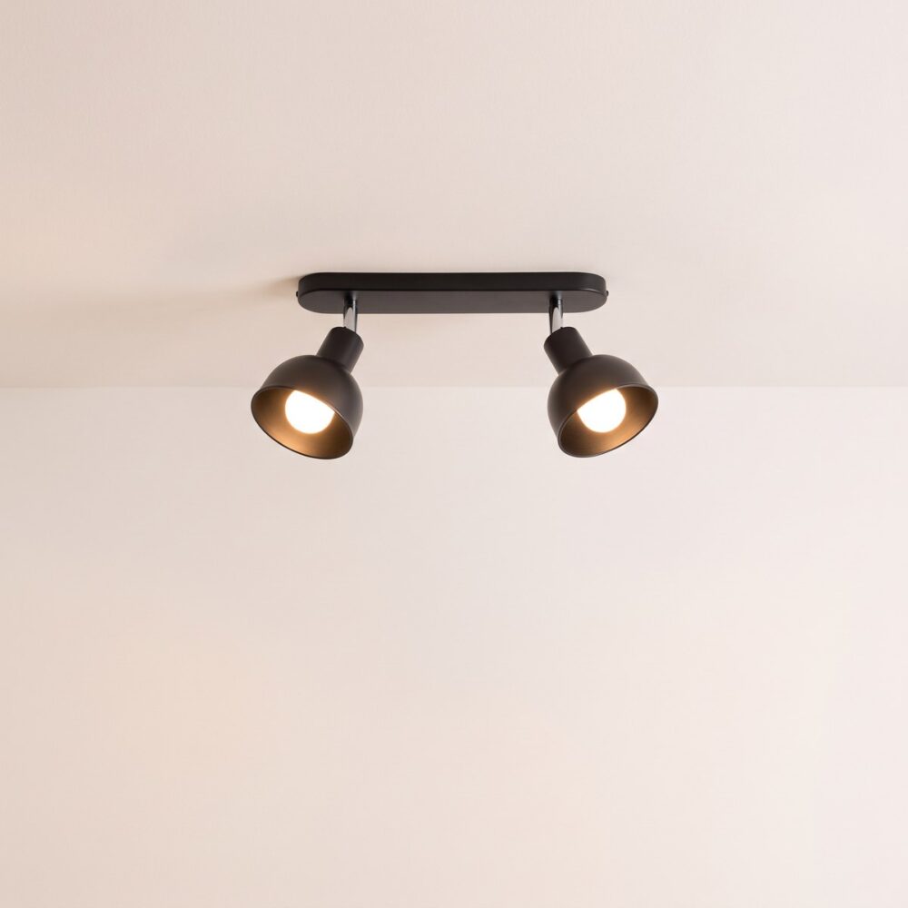 Schwarze Deckenleuchte mit schwenkbaren Metallspots