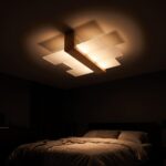 Deckenleuchte fürs Wohnzimmer aus hellem Holz und Glas