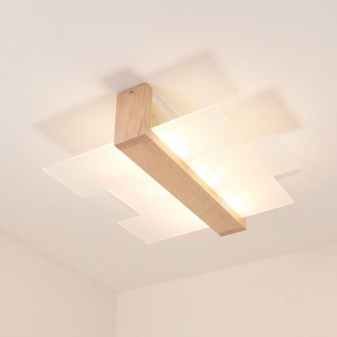 Deckenleuchte fürs Wohnzimmer aus hellem Holz und Glas