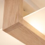 Deckenleuchte fürs Wohnzimmer aus hellem Holz und Glas