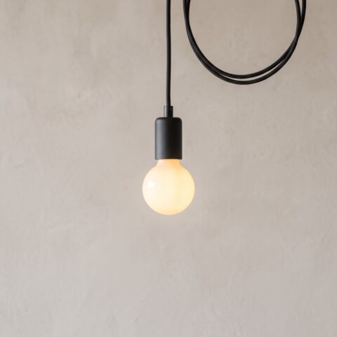 Pendelleuchte Lampe an schwarzem Textilkabel