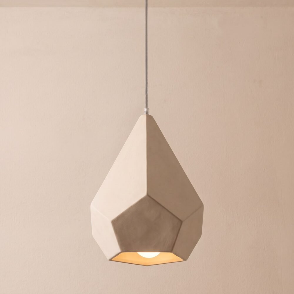 Geometrische Pendelleuchte aus weißer Keramik