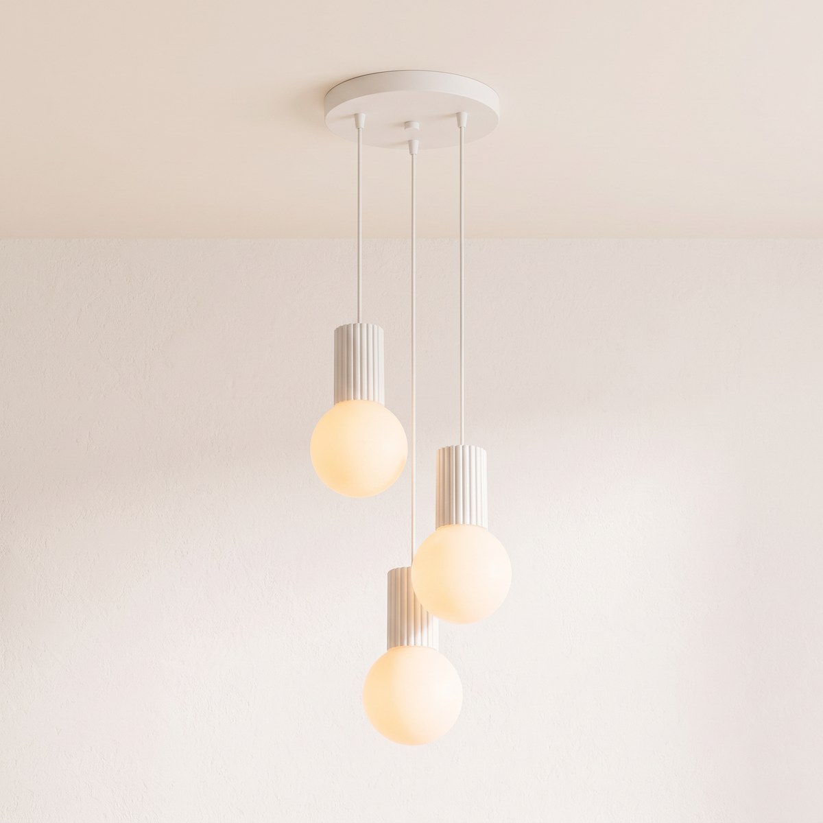 Pendelleuchte mit 3 Kugellampen aus Opalglas und Aluminium