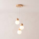 Minimalistische Pendelleuchte mit 3 Lampen aus Glas und Holz