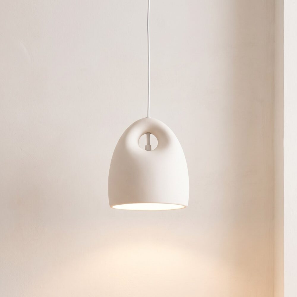 Minimalistische Keramik-Pendelleuchte mit Henkel