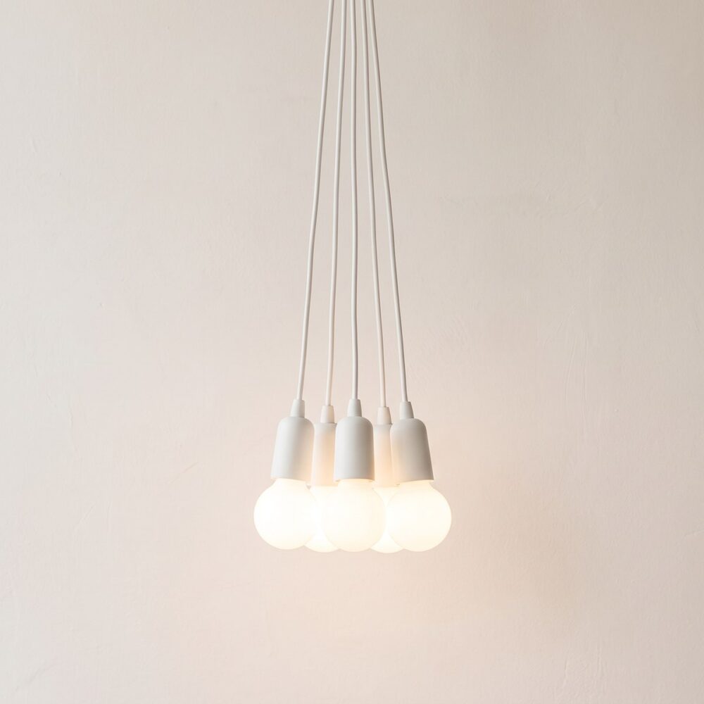 Minimalistische Pendelleuchte mit 5 bunten PVC-Fassungen