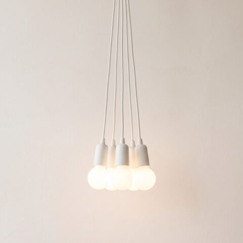 Minimalistische Pendelleuchte mit 5 bunten PVC-Fassungen