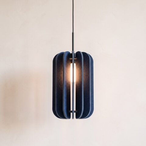 Design-Pendelleuchte aus Filz-Lamellen