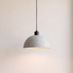 Industrielle Pendelleuchte aus grauem Beton