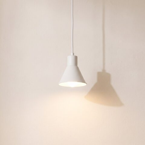 Minimalistische, industrielle Pendelleuchte mit Stahlschirm