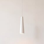 Minimalistische Keramik-Hängeleuchte, ausladender Schirm