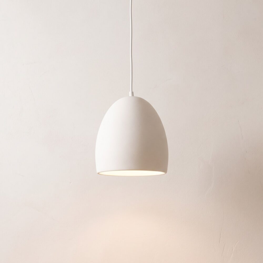 Minimalistische Hängeleuchte aus weißer Keramik