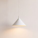Minimalistische Kegel-Pendelleuchte aus Metall