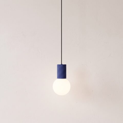 Minimalistische Design-Hängeleuchte in vibrierenden Farbtönen