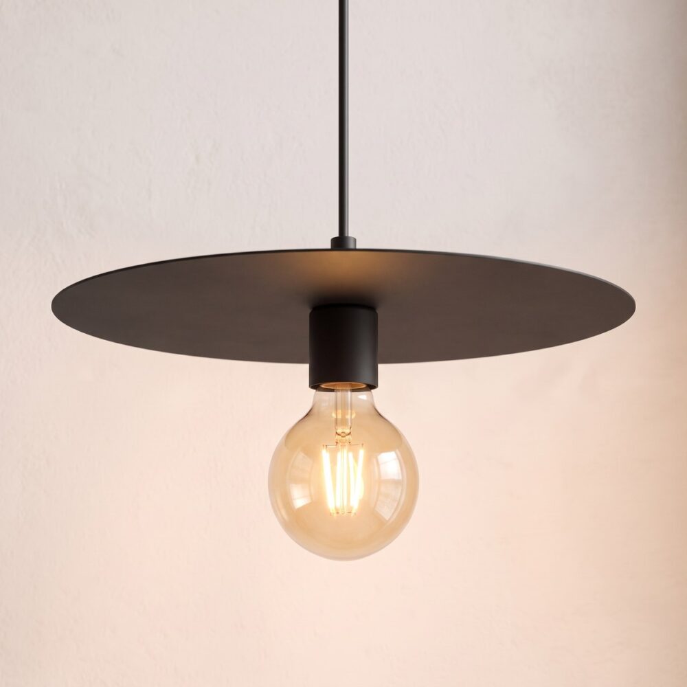 Moderne Pendelleuchte mit flacher Scheibe aus Stahl