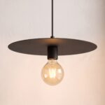 Moderne Pendelleuchte mit flacher Scheibe aus Stahl