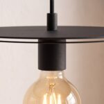 Moderne Pendelleuchte mit flacher Scheibe aus Stahl