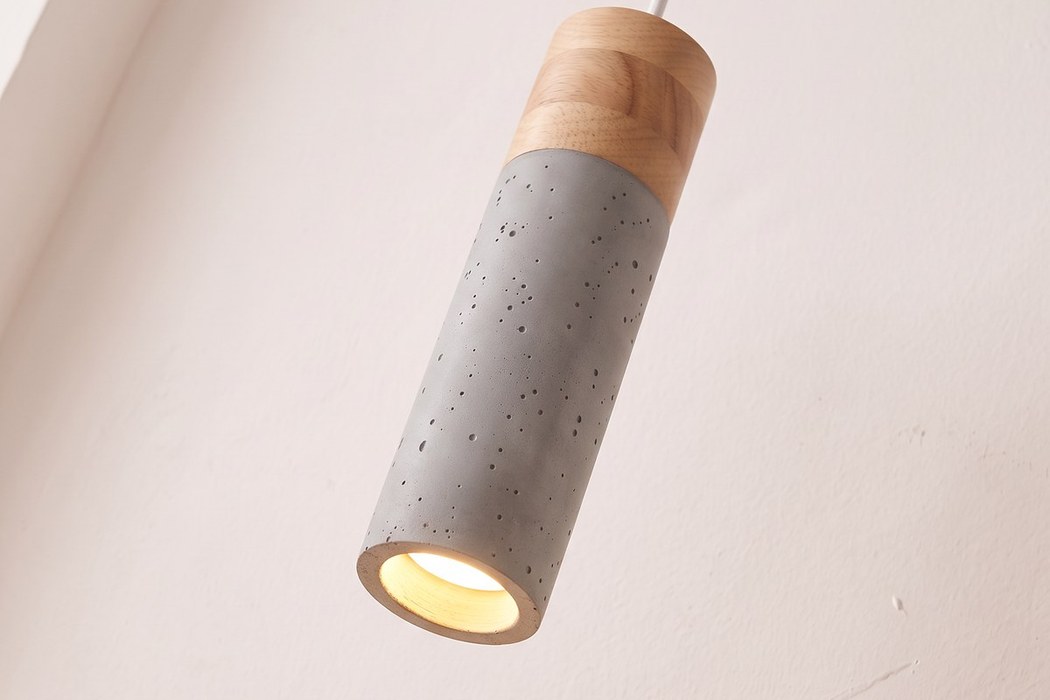 Moderne Pendelleuchte aus grauem Beton und Naturholz
