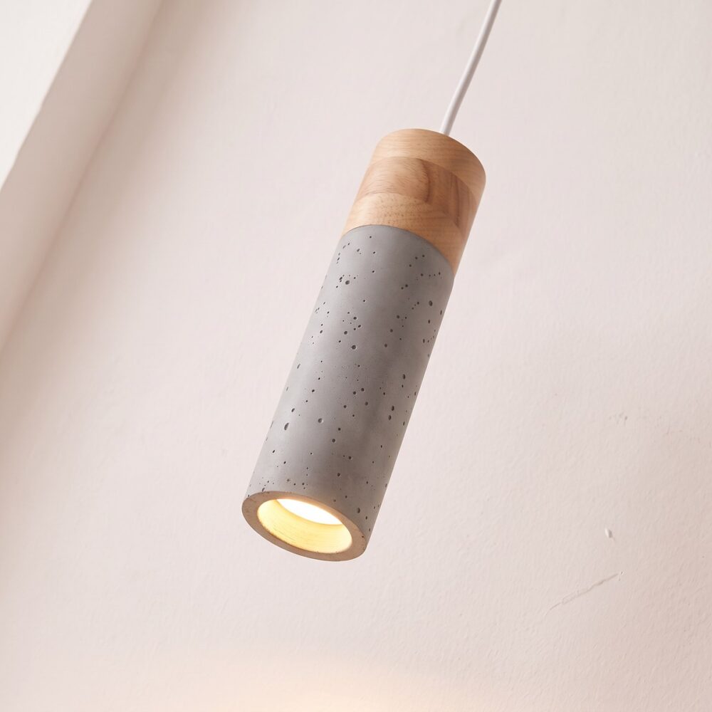 Moderne Pendelleuchte aus grauem Beton und Naturholz