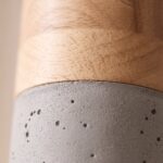 Moderne Pendelleuchte aus grauem Beton und Naturholz