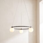 Moderne Pendelleuchte mit schwarzem Ring und Kugeln aus Metall und Glas