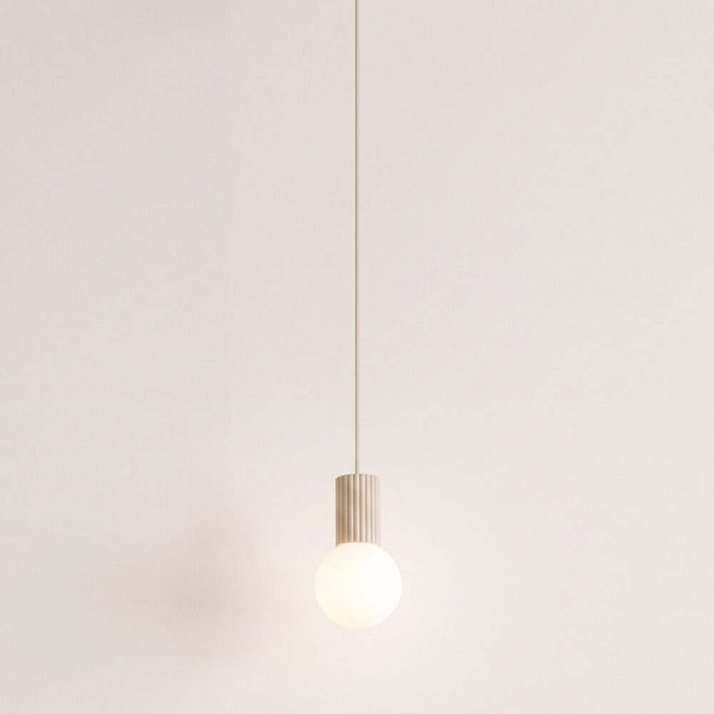 Moderne Pendelleuchte aus geripptem Aluminium und Glas