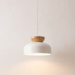 Skandinavische Pendelleuchte aus Metall und Holz