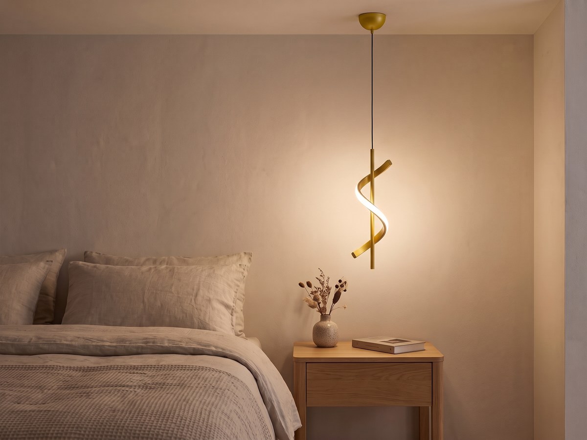 LED-Spiralpendelleuchte über einem Nachttisch aus Eiche