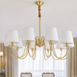 Goldener LED-Kronleuchter mit weißen Stoffschirmen, ausgeschaltet