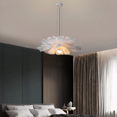 Weiße Pendelleuchte in Blütenform, Größe L (Ø 60 cm), im Schlafzimmer